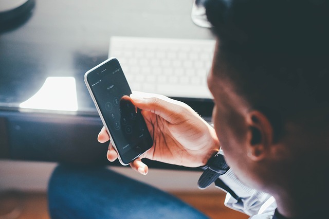 muž sledující svůj telefon